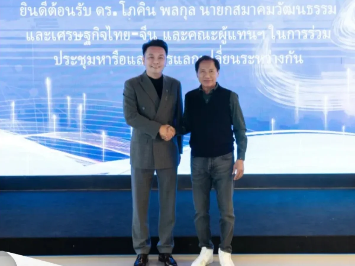 Crostars Rocky Shi shaking hands with Bhokin Bhalakula at Thailand-China meeting, Shanghai, 2025