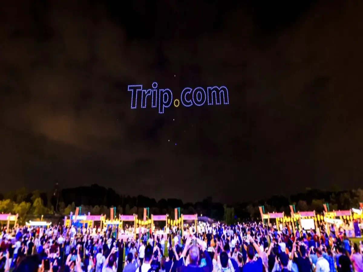 Crostars drones forming Trip.com logo in the night sky above a crowd of 2,000 travel executives at Chengdu Envision Night, May 28 2025 — Chengdu Envision Night banner visible