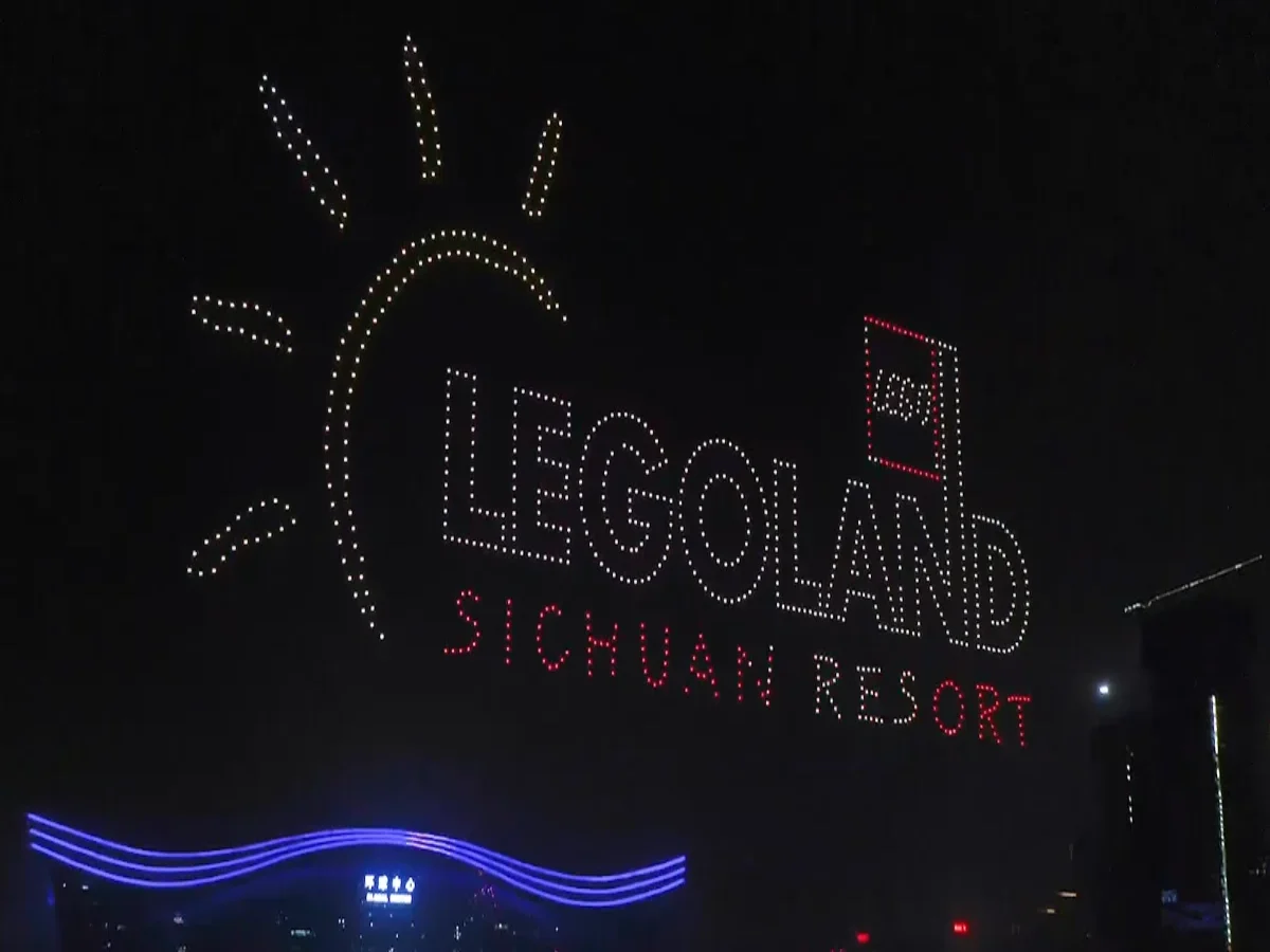 Crostars drones forming LEGOLAND Sichuan Resort logo with sun icon, Chengdu, 2020