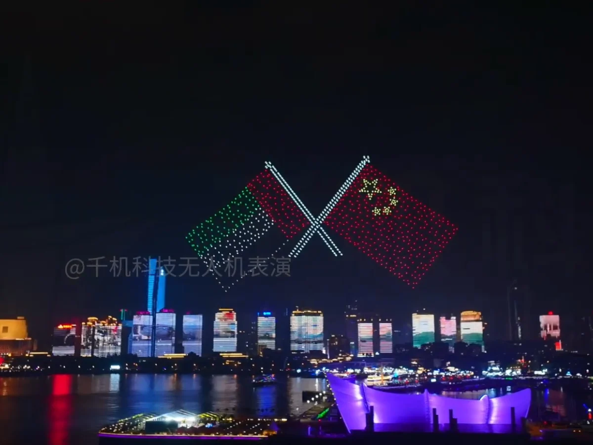 Crostars 1,000 drones forming China and UAE flags above Qingdao skyline