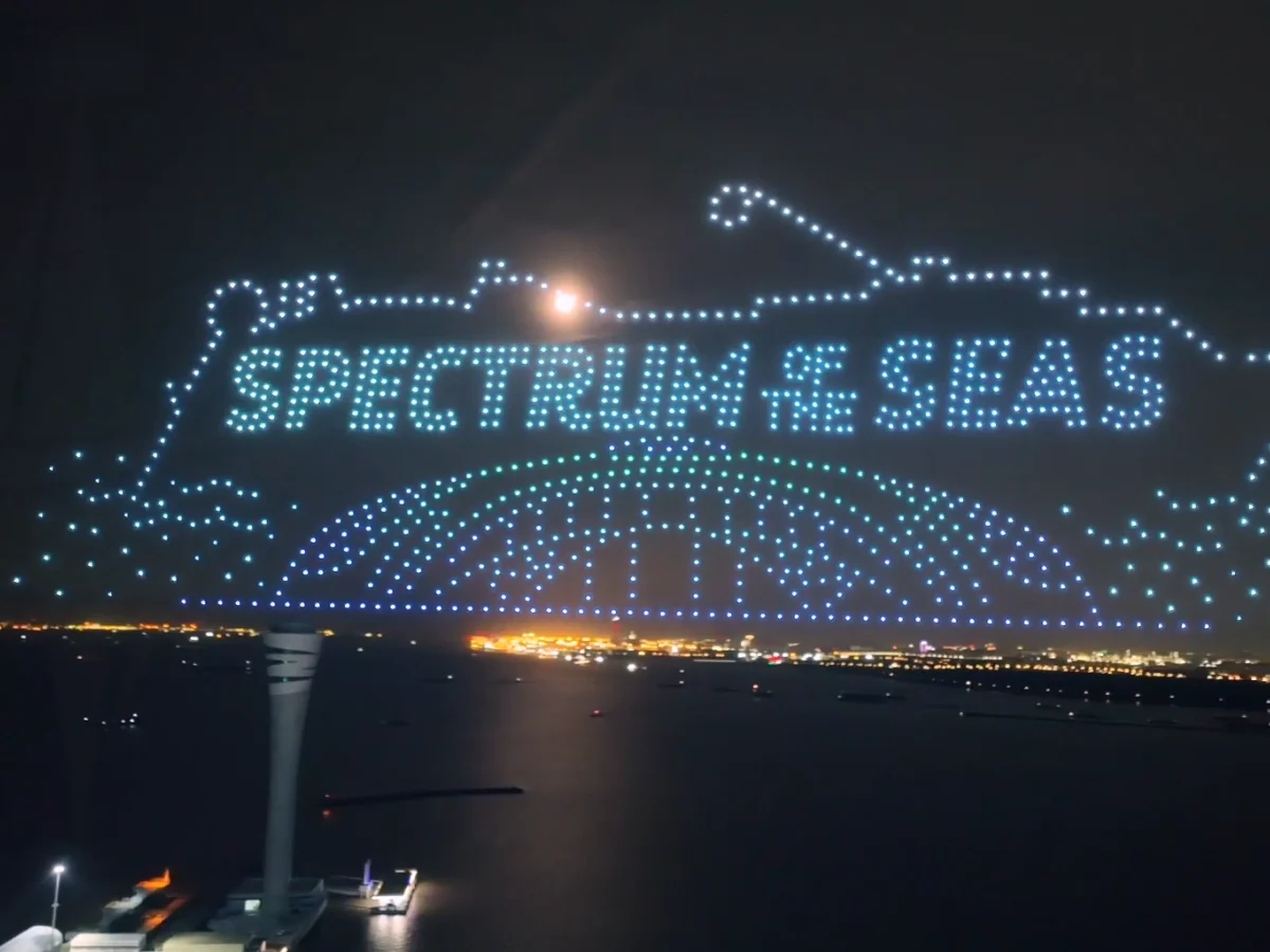 Crostars 1,000 drones forming Spectrum of the Seas cruise ship above Shanghai harbor at night